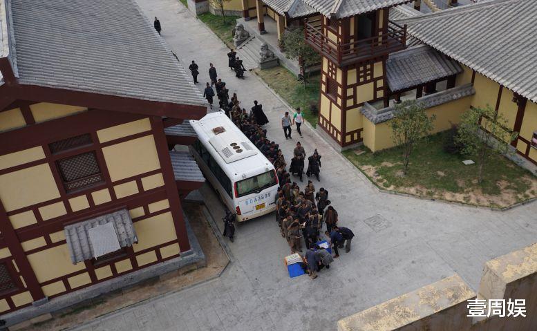 横店|横店群演突破10万人，每天吃盒饭喝矿泉水度日，日薪仅有百元！