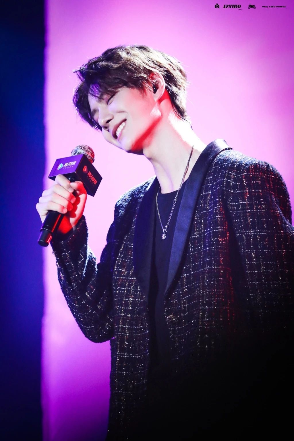 王一博|王一博壁纸：朗朗少年清俊有颜，宽肩长腿龙章凤资