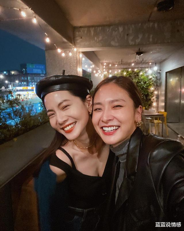 曾之乔|辰亦儒老婆太会穿！戴贝雷帽笑容灿烂，身材纤细有种网红范儿