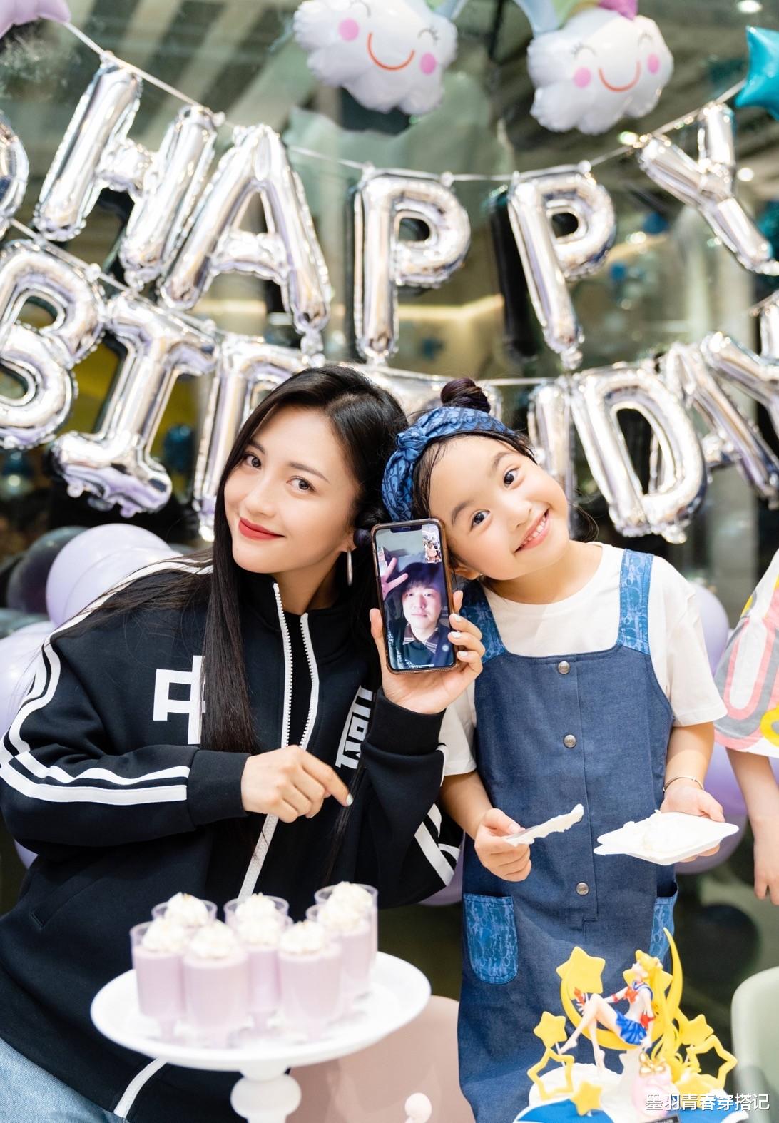 墨羽青春穿搭记|包文婧带女儿走机场，打扮时髦很清爽，6岁饺子坐推车一脸呆萌