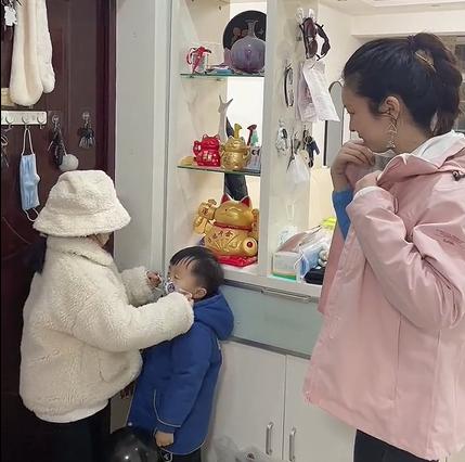 王力宏|好消息迟到!许妈姚爸与家人游园,网友:有姚威一家就完美了!