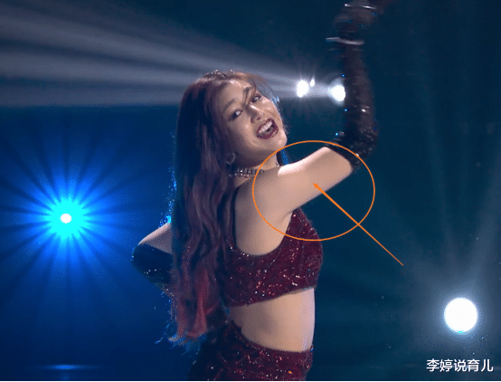 陈妍希|陈妍希都瘦到一百斤了,穿上女团的衣服后,身材看起来还是挺虐