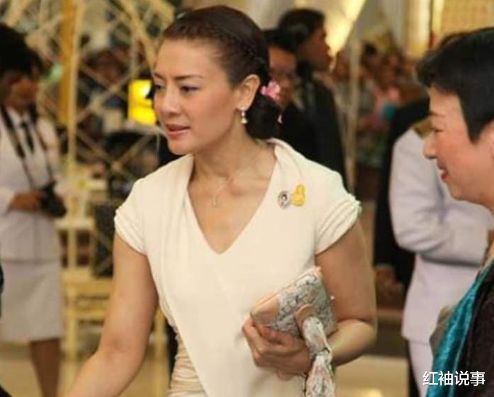 西拉米|西拉米新发型好惊艳,侧马尾造型活泼灵动,真不像刚生过提帮功