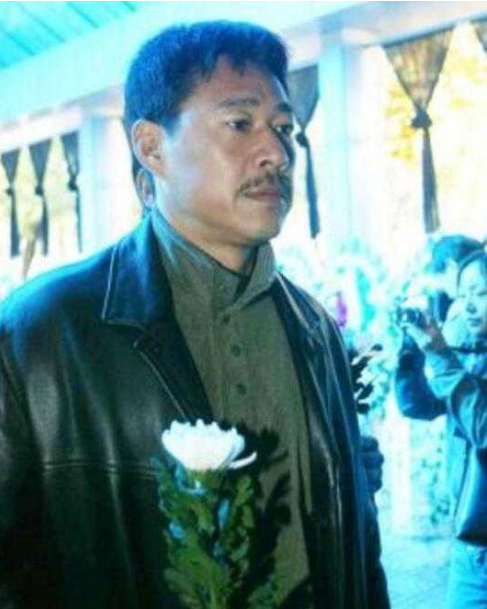 张丰毅|她刚拿到影后就去世，撇下2岁儿子，张丰毅在她的葬礼上难掩悲痛