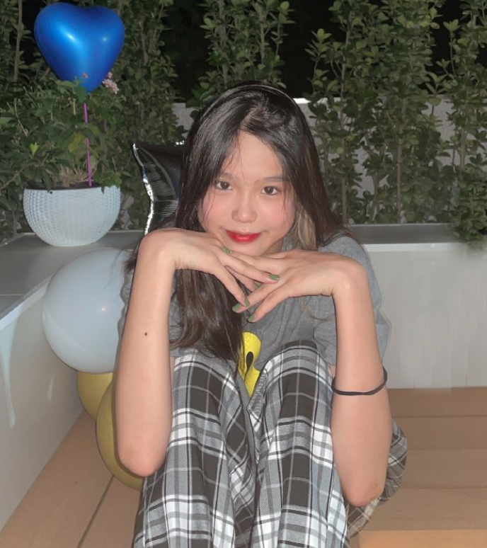 t恤|钟丽缇二女儿也太潮了吧，13岁涂红唇化淡妆，穿衣品味不输妈