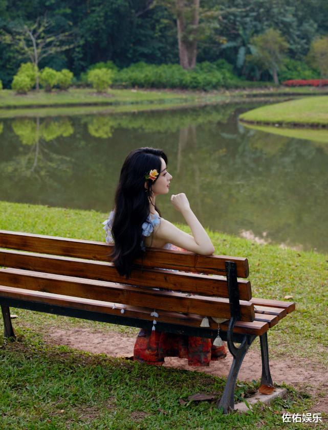 赵丽颖|赵丽颖七夕晒热带风情大片，性感窈窕有女人味，回眸灿笑超迷人