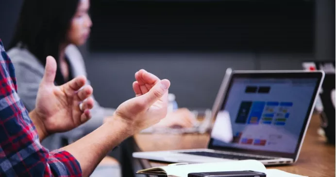 雅加达|雅加达打工人现状：冒着感染风险在办公室办公