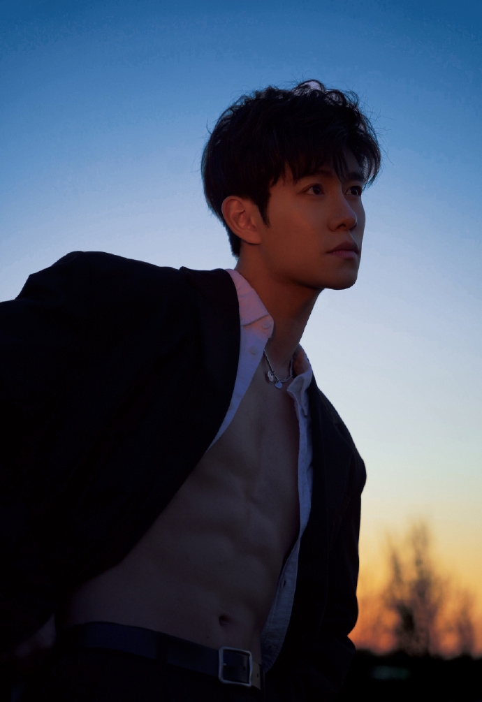 健身达人|是演员也是健身达人,麒麟臂塑造的结实健壮,腹肌线条棱角分明!