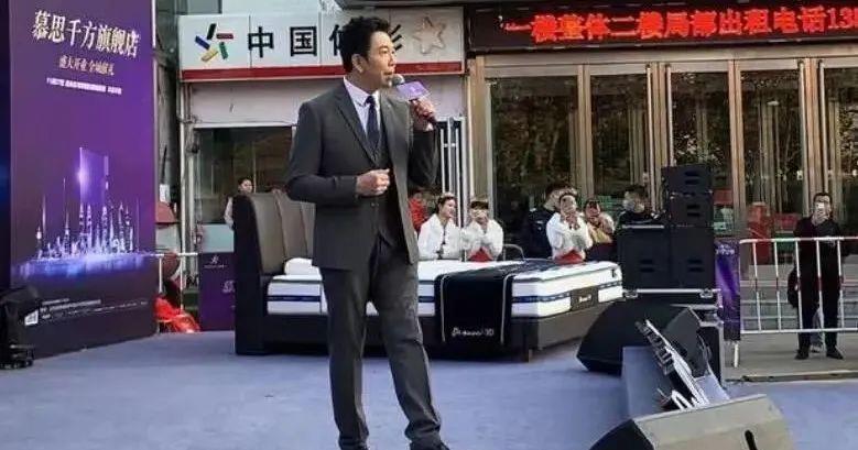 罗嘉良|过气明星频走穴，罗嘉良商场献唱，徐少华穿僧袍再现经典