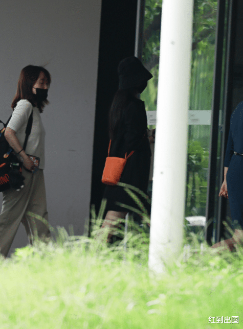 赵丽颖|赵丽颖结束工作后返京，穿黑色短裙双腿又细又直，露半截袜子超可爱