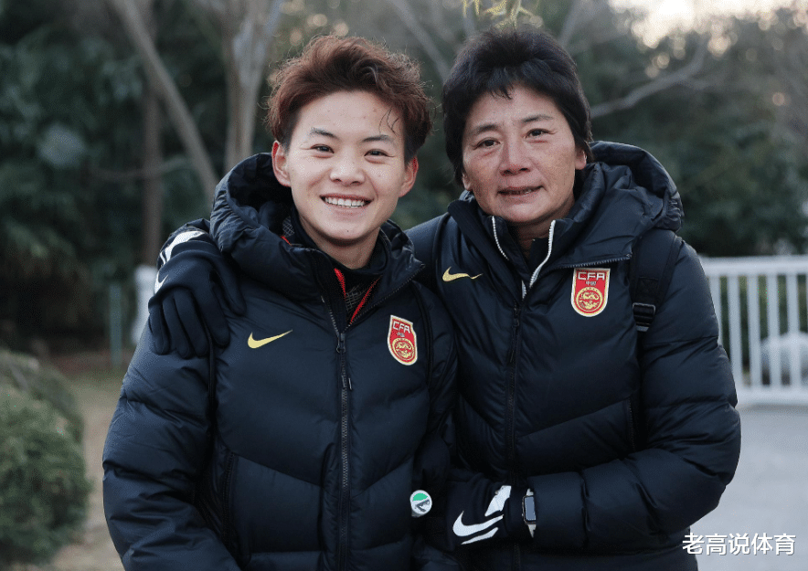 水庆霞|中国女足集结备战亚洲杯，王霜与主帅水庆霞合影似母女