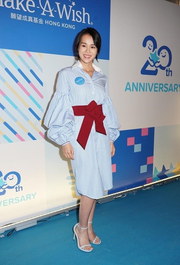 潮流搭配师甜甜|“辣妈”胡杏儿气质依旧抗打，柔纱吊带裙都能穿出干练范，真的帅