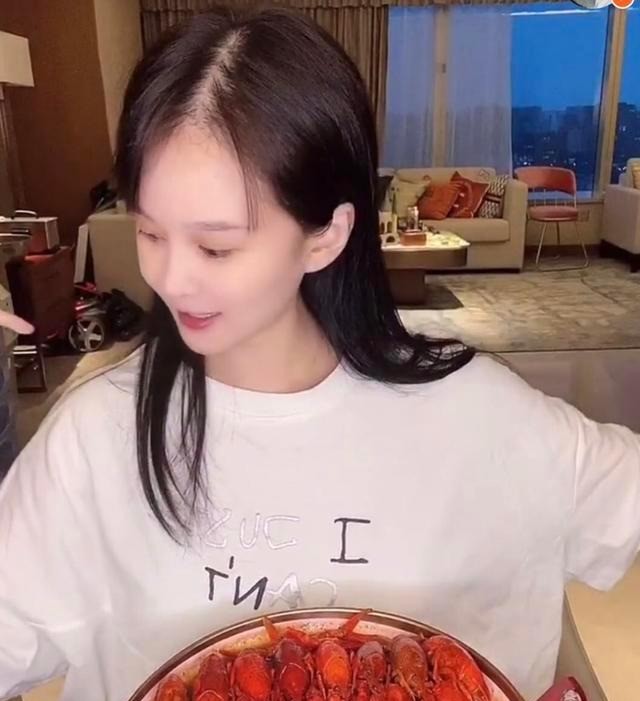 赵玉芳|赵本山大女儿赵玉芳：在没父爱的环境里带泪成长，嫁普通人很幸福