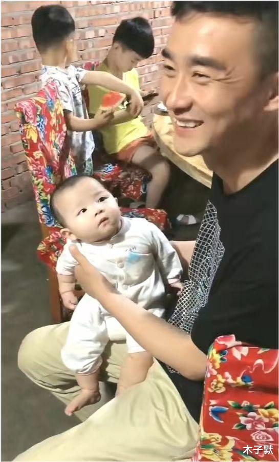 木子默 山东田女士67岁生女，70岁奶爸直播带货引争议，想为孩子多做点事