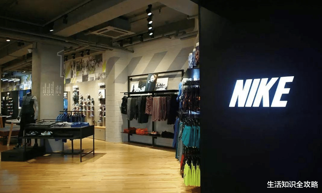 阿迪达斯|果然是骨气不值钱：耐克打折后国人排队抢，国产货有这么悲哀吗？