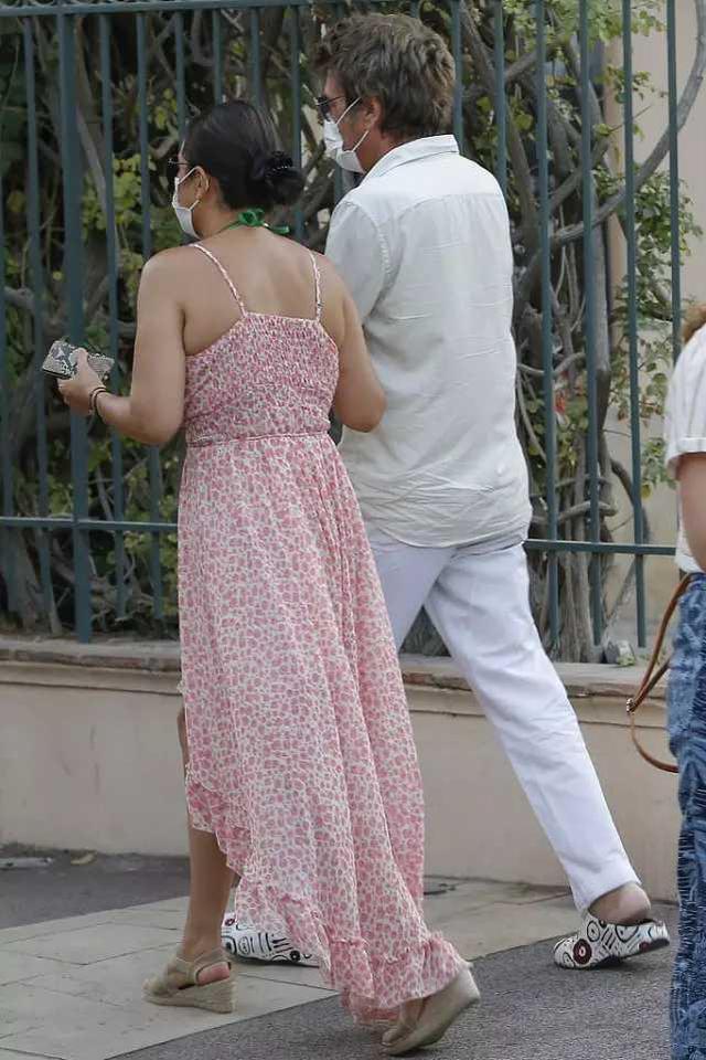 巩俐|巩俐街头被拍：吊带裙赘肉“横生”却韵味十足，73岁老公好似35岁