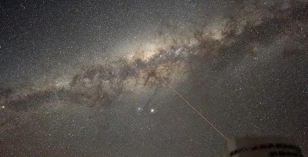 银河系 银河系中间那个最亮的点是什么？是银河系里的一个“大太阳”吗？
