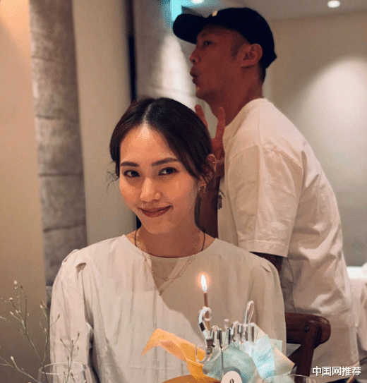 余文乐|余文乐晒搞怪自拍为妻子庆生，夫妻俩配合默契，画面喜感十足