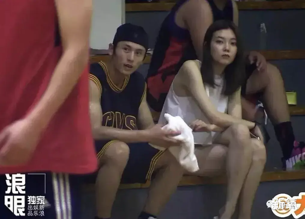 张哲瀚|刚成顶流就被爆女友，脱粉回踩疯狂爆料，但女友也太好看了吧！