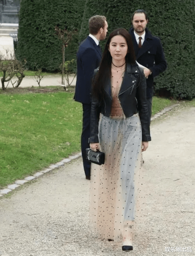 张柏芝|刘亦菲衣品被质疑，穿牛仔裤配“蚊帐”，网友：真不适合她