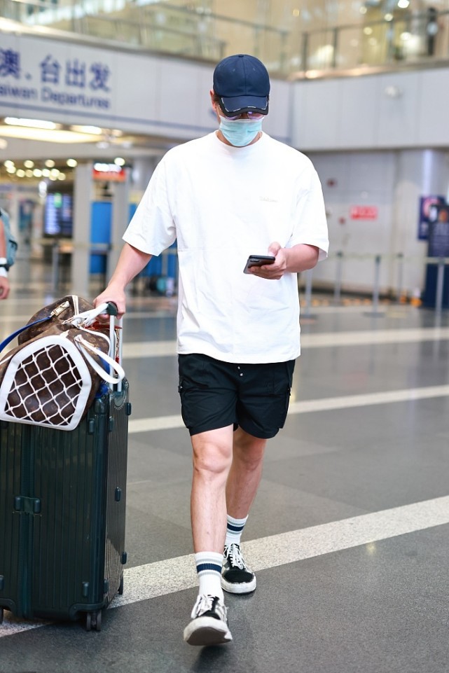 男士穿衣搭配杂志|张亮真是衣架子，上衣“大一号”也不会五五身，超模果然不一样