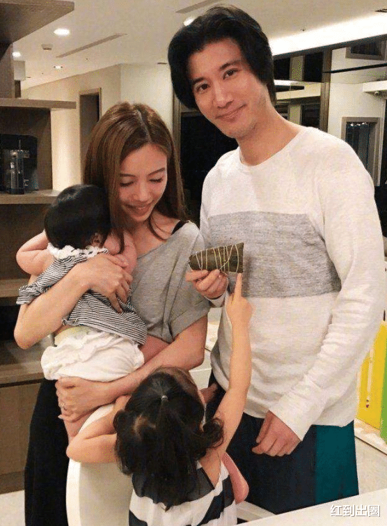 李靓蕾|李靓蕾2月份已摘下婚戒！和林依晨张钧甯聚会，面色红润大秀身材