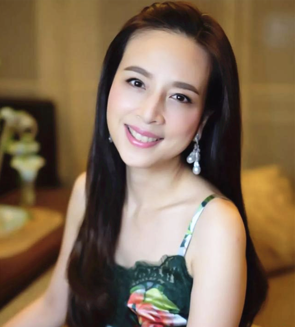 全球时尚号|泰国华裔富婆伍伦盼，有颜值有身材还是商界领袖，穿裙装优雅迷人