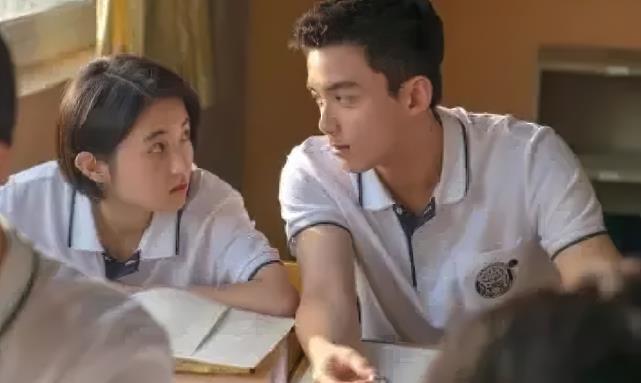 张子枫|妹妹长大了,张子枫晒照没有全身涂粉,脖子痕迹在镜头中特别显眼