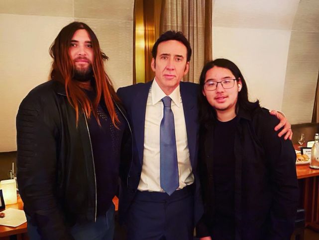 尼古拉斯·凯奇|尼古拉斯凯奇身形暴瘦，独自醉酒后赤脚在餐厅耍酒疯，被赶出门外