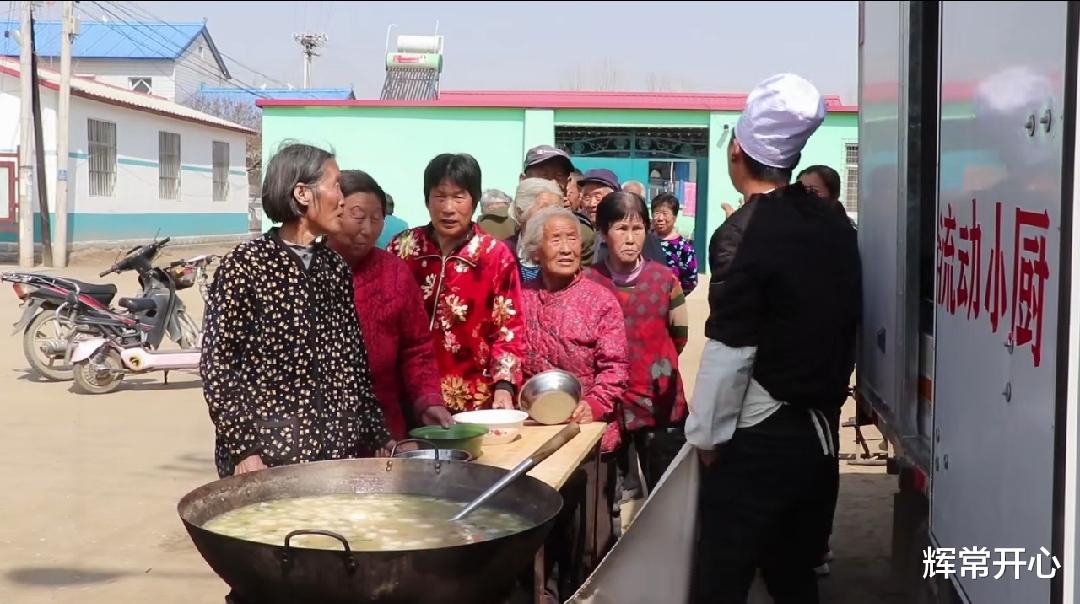 辉常开心 小伙无偿为农村老人做饭，遭无理大妈找茬辱骂，甚至欲往锅里扔沙子！