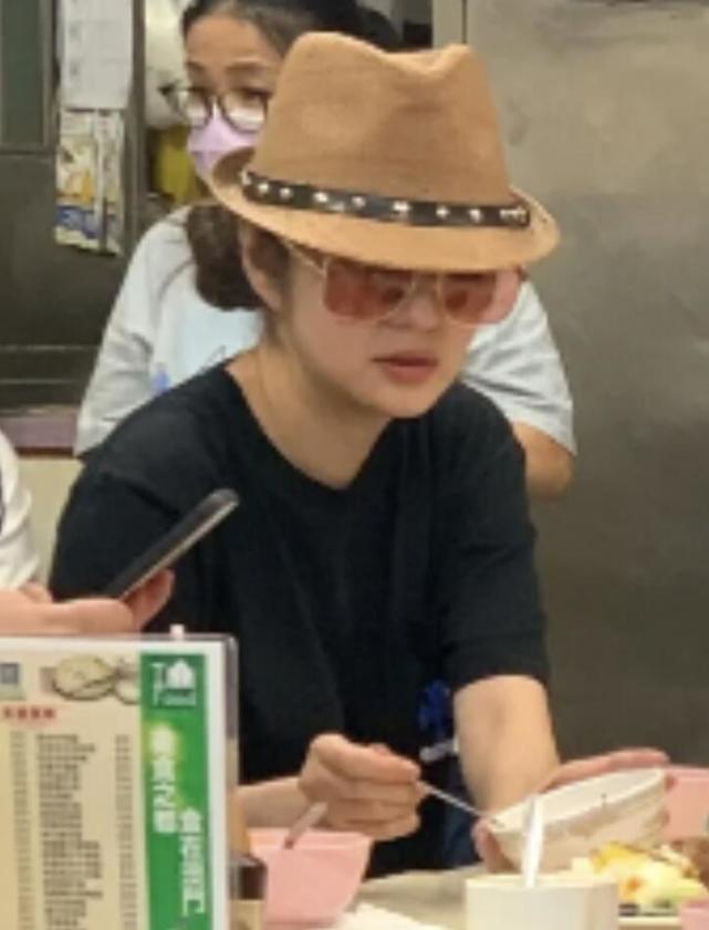 安以轩|安以轩与好友吃路边摊，素颜出门包裹严实，不见富豪老公陈荣炼