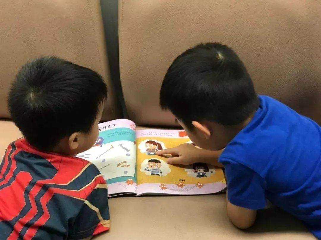 饭饭妈妈育儿|孩子只喜欢看绘本不喜欢看文字书怎么办？让孩子接受文字书有方法