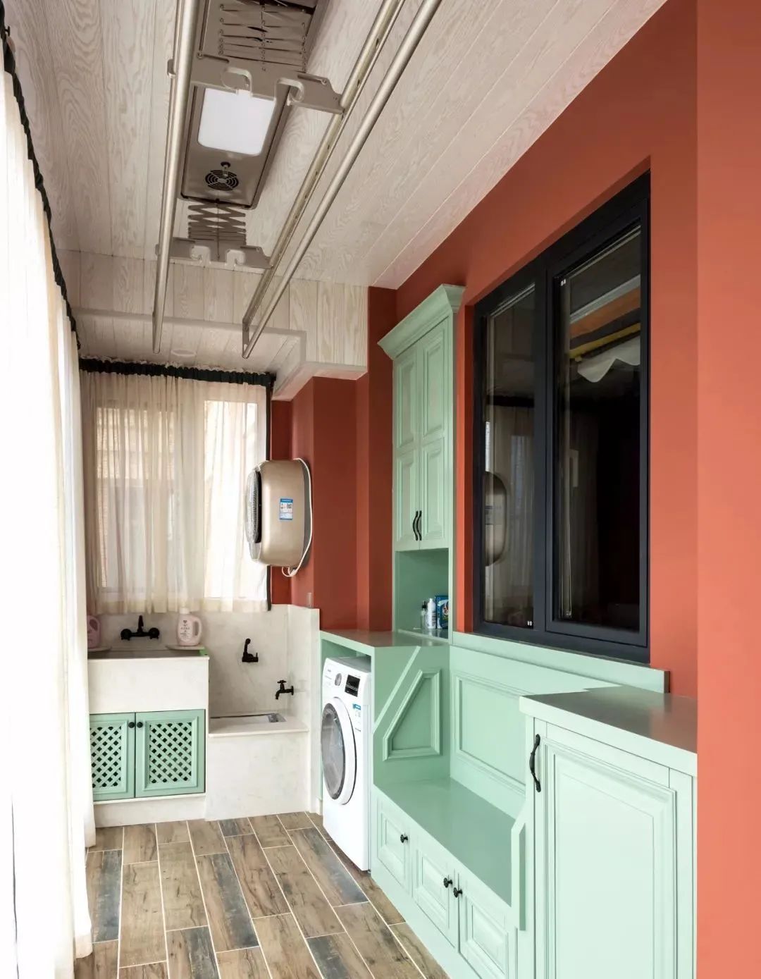 别看阳台空间小,只要利用好这一面墙,等于多出一间实用房!