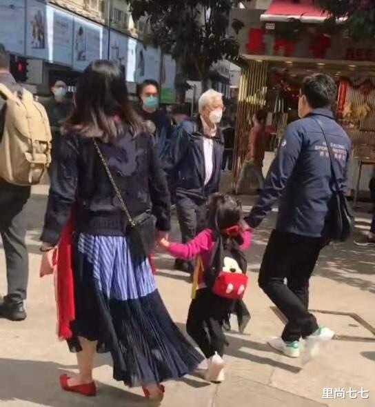 郭晶晶|郭晶晶一家三口逛街，她一身大牌显臃肿，二女儿背百元包打扮俏皮