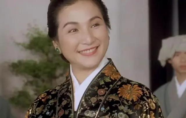 郑佩佩|郑佩佩的前半生：8次怀孕只为生男孩，儿子出生后，就被踢出豪门