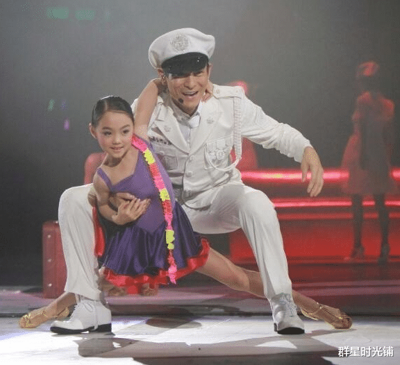 李连杰|李连杰女儿李思，从小跟黄秋燕生活，父亲和利智婚姻打破心中美梦