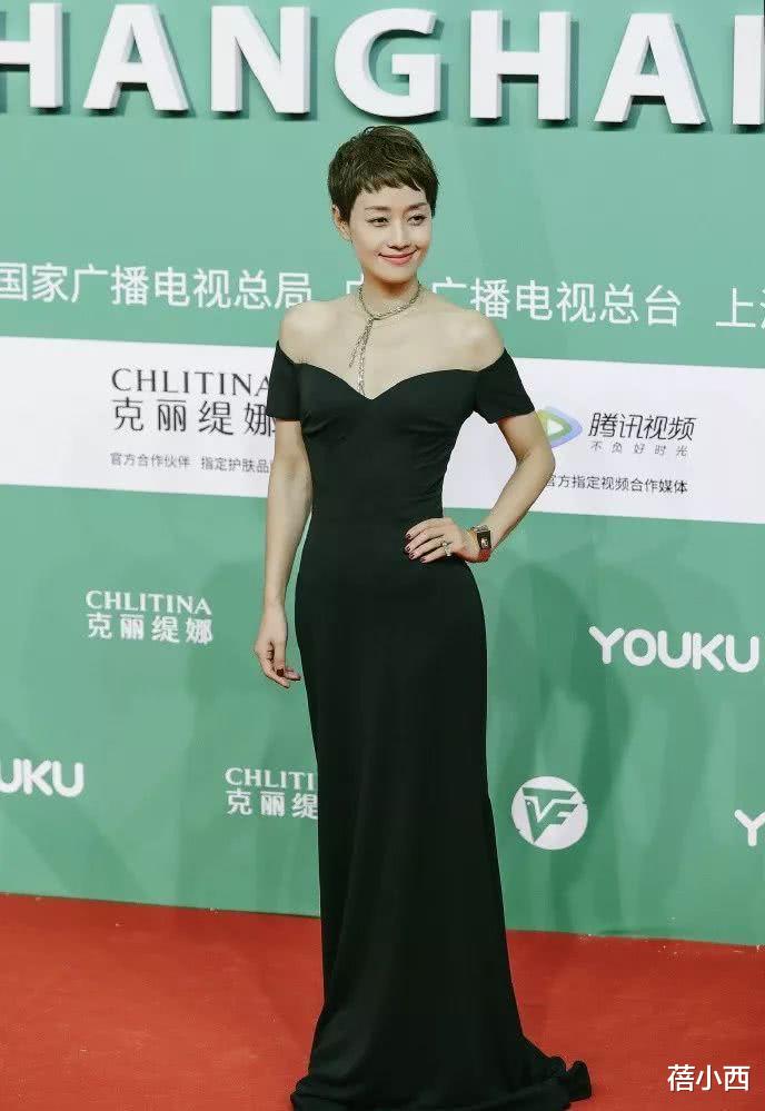 穿衣搭配|“马伊琍”身材骨感不输超模,阿姨年纪穿抹胸套装,轻松美出圈