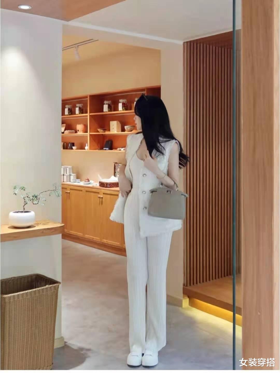 女装穿搭|白色休闲裤配什么上衣比较好看
