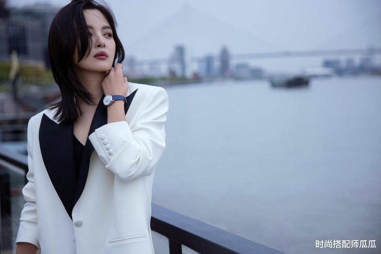 时尚搭配师瓜瓜|女人适合戴“手镯”还是“手表”?三个理由告诉你,戴错很尴尬