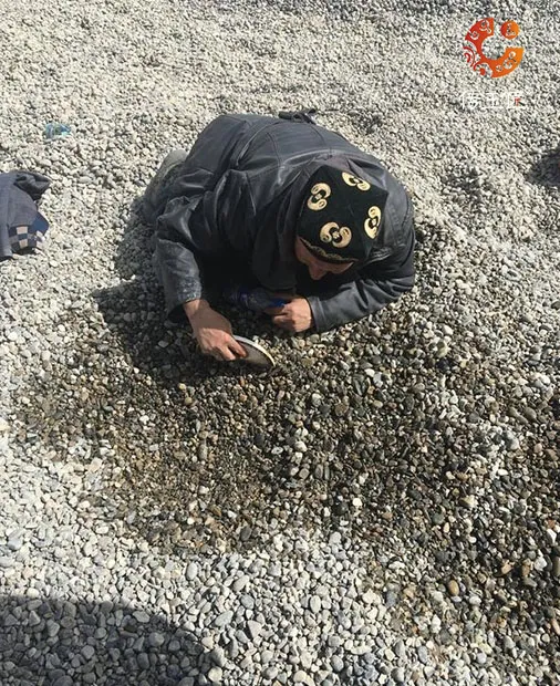 挖掘机|他在河边捡了一块价值30万的和田玉......