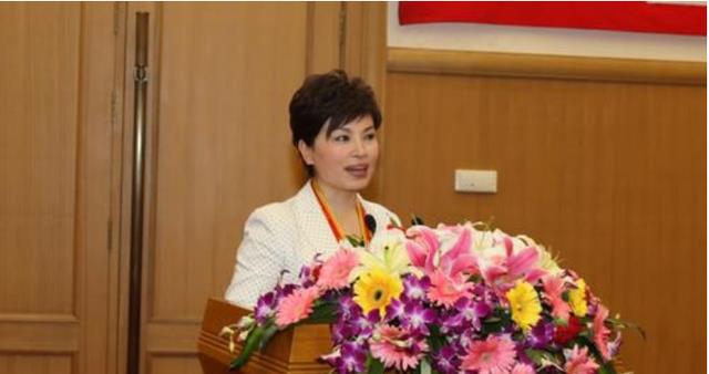 李瑞英|央视名嘴李瑞英，儿子堕楼仍面色不改上播，被骂“六亲不认”