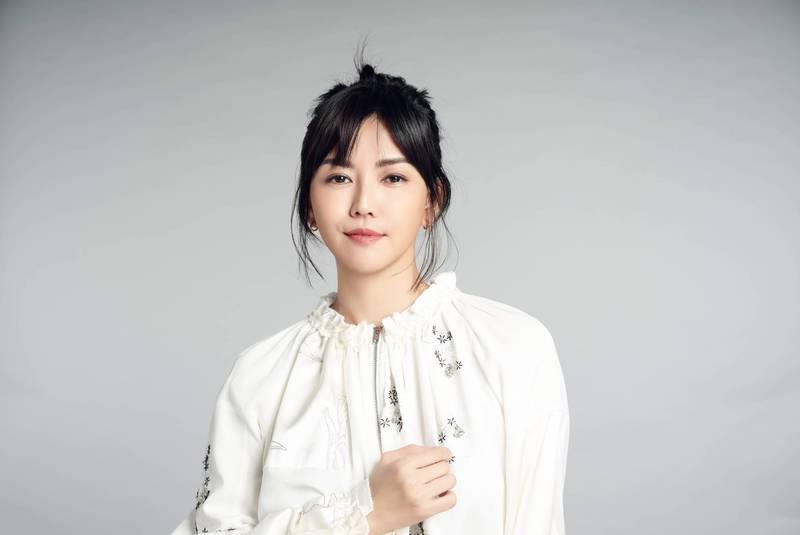 孙燕姿|孙燕姿晒好友送的性感内衣,自嘲胸部规模没有那么大