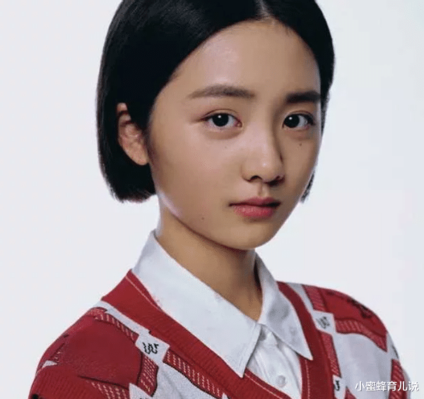 黄忆慈|黄多多穿“白透丝”坐地上拍照，被骂上热搜：这就是你教的女儿？