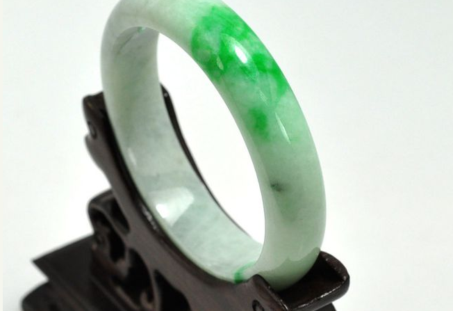 钱币|温婉动人的白底青翡翠手镯，连邓丽君都爱不释手