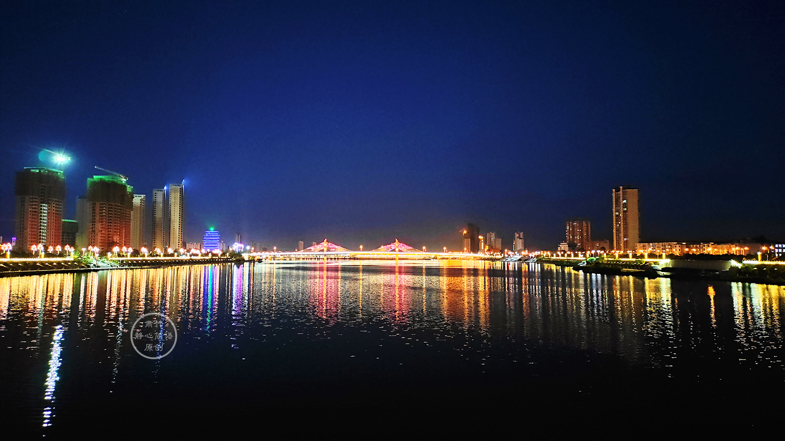  夕阳如同哭红的眼睛，对着逝去的韶华流泪