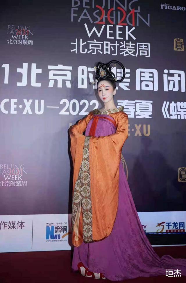 时装周|众星参加时装周，金巧巧携女儿穿旗袍，娄艺潇穿汉服