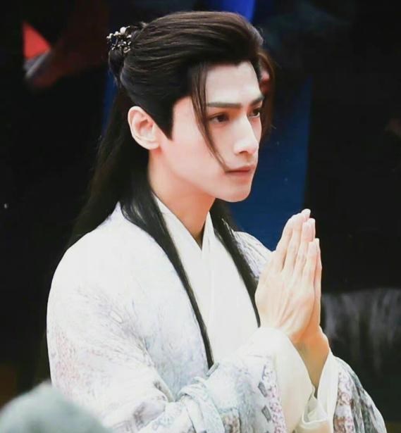 罗云熙|罗云熙又挑对新剧本了，不仅造型惊艳，人设美强惨，女主曾是模特