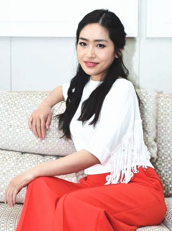 张艺谋|张艺谋后继有人，女儿和众星走红毯好自信，一身黑色自带光环