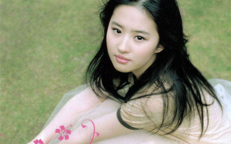 刘亦菲|刘亦菲17岁广告片曝光，在没有美颜滤镜下：给摄影机留点面子