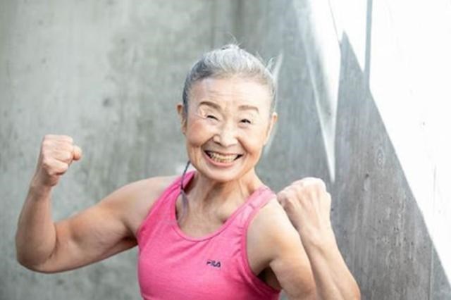 健身教练 丈夫说她胖，90岁的日本奶奶练出一身肌肉，成健身教练
